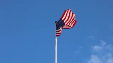 ABD bayrağı mavi gökyüzü üzerinde