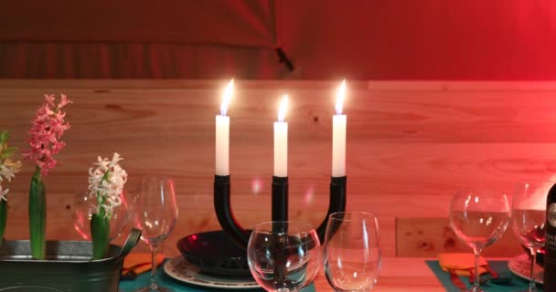 Tres velas en candelabro — Vídeo de stock