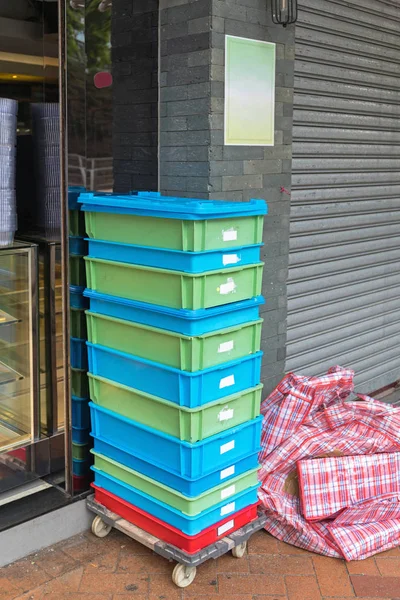 Пластикові ящики в Доллі — стокове фото