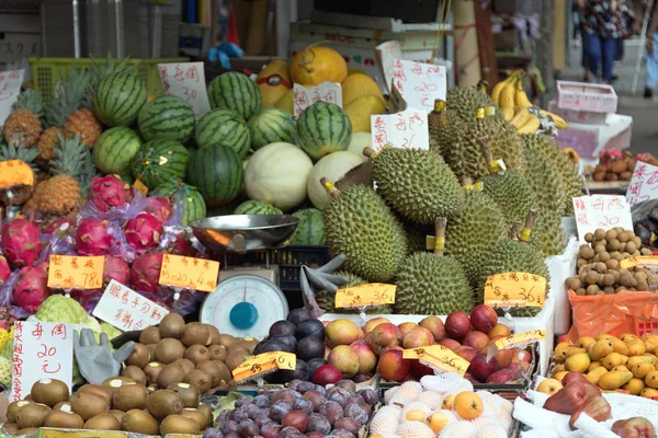 Fruits tropicaux au stand du marché — Photo
