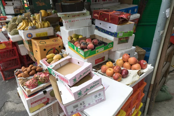 Frutta viziata al mercato — Foto Stock