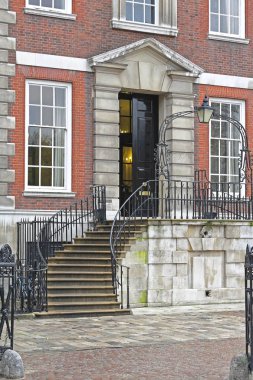 Kraliçe Viktorya dönemine ait bina giriş