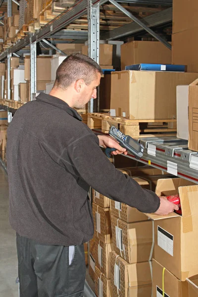 Trabajador de almacén con escáner de código de barras — Foto de Stock
