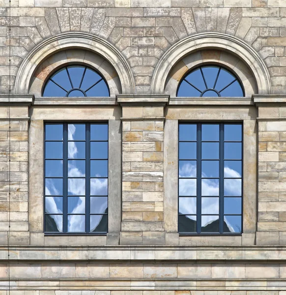 Twee boog windows — Stockfoto