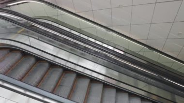 Metro için yürüyen merdiven