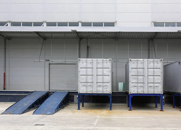 Грузовые контейнеры и рампа — стоковое фото