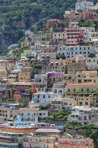 Positano-Häuser an Klippen — Stockfoto