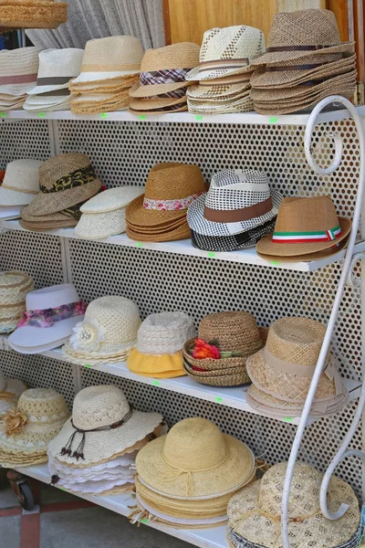 Cappelli estivi in vendita — Foto Stock