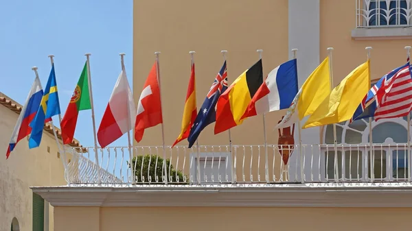 Bandeiras internacionais do hotel — Fotografia de Stock