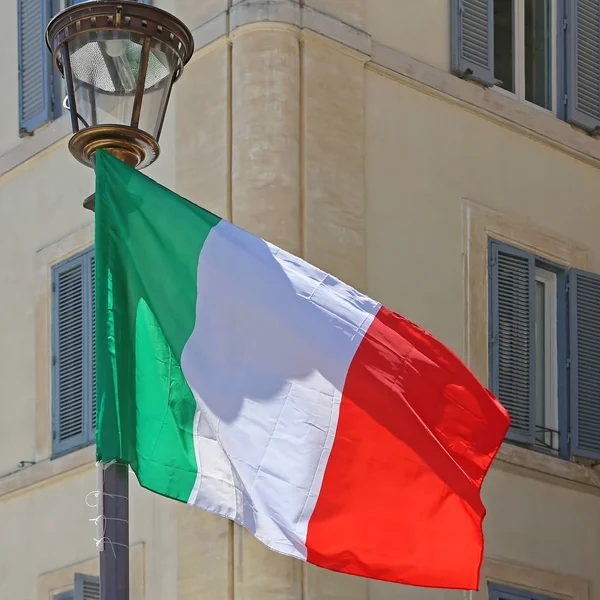 Italian Flag at Lamp Post — Stock Photo, Image