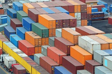 gestapelde cargo containers
