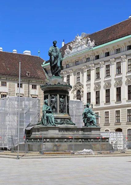 Standbeeld van keizer Frans Ii — Stockfoto