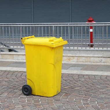 Sarı wheelie bin