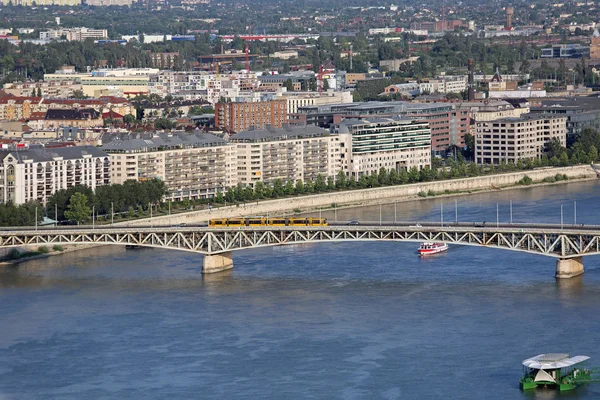 Spårvagn på Bridge Budapest — Stockfoto