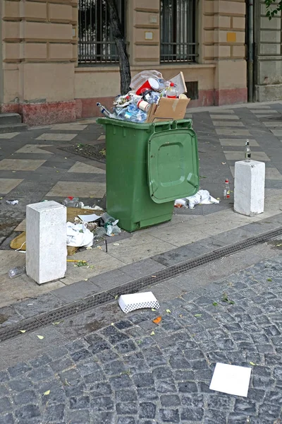 Σκουπίδια σκουπίδια στο δρόμο — Φωτογραφία Αρχείου