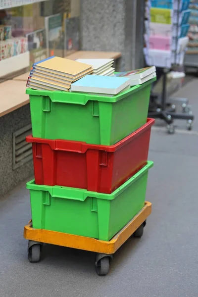 Entrega de livros em caixas — Fotografia de Stock