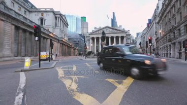 London, Büyük Britanya - 23 Kasım 2013: Bankası İngiltere'de müze Street View gün trafik London, Büyük Britanya.