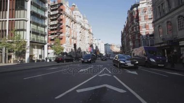 London, Büyük Britanya - 19 Kasım 2013: Brompton Road kış trafikte Knightsbridge, Londra, İngiltere.