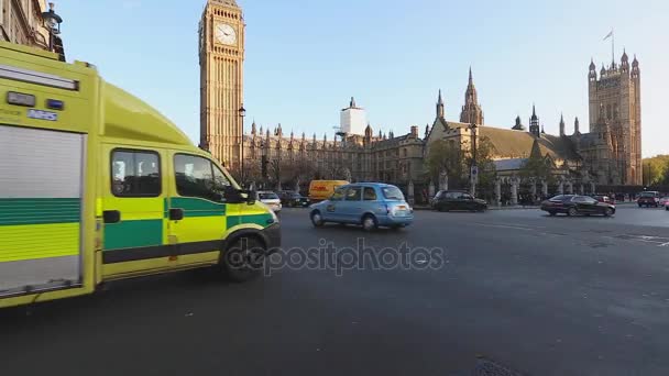 Londýn Velká Británie Listopadu 2013 Ambulance Van Vede Přes Křižovatku — Stock video