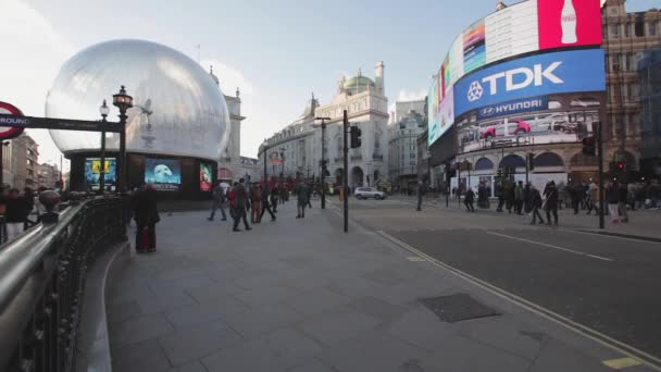 冬に大きな Snowglobe ロンドン イギリスのロンドン イギリス 2013 ピカデリー サーカス広場 — ストック動画