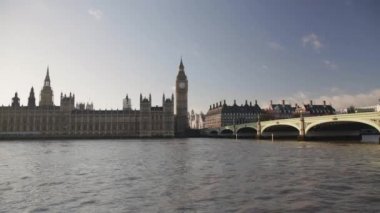 Parlamento ve Big Ben Londra güneşli günde evleri