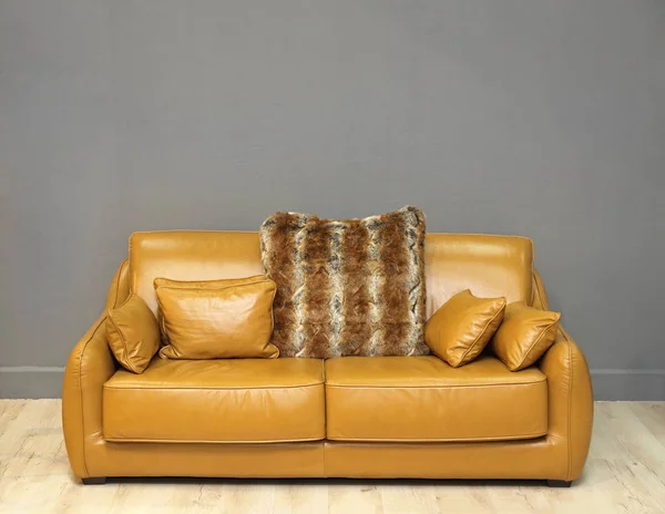 赭色皮革沙发 — 图库照片