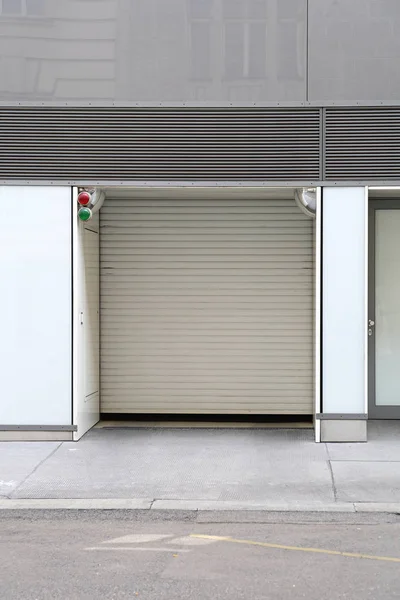 Uzavřené garážové dveře — Stock fotografie