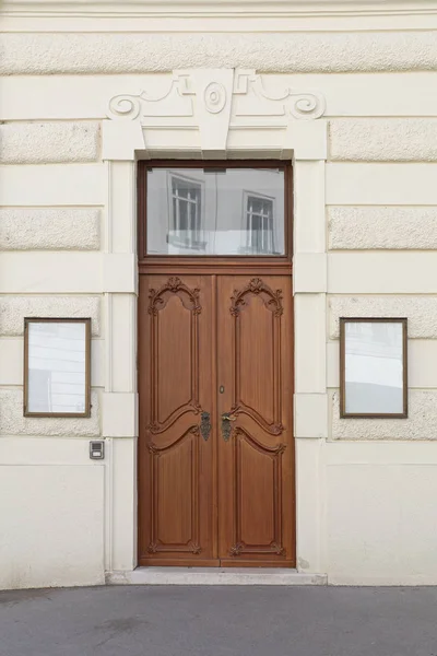 Βιέννη ξύλινη πόρτα — Φωτογραφία Αρχείου