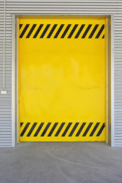 Žlutá bezpečnostní dveře — Stock fotografie