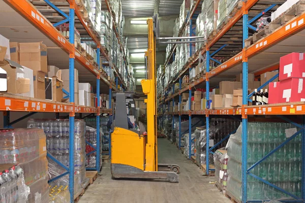 Depoda forklift — Stok fotoğraf