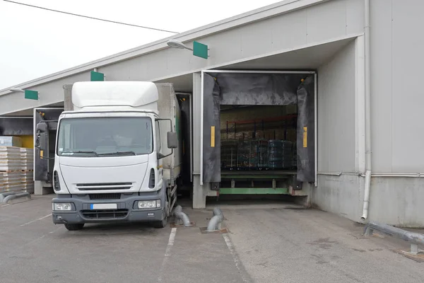 Vrachtwagen laden Bay — Stockfoto