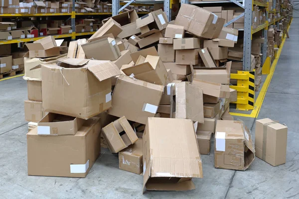 Prázdné boxy ve skladu — Stock fotografie