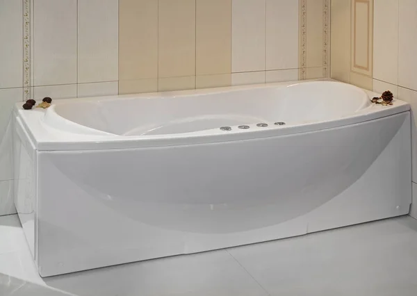 Bañera grande en el baño — Foto de Stock
