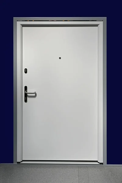 Białe drzwi zamknięte — Zdjęcie stockowe