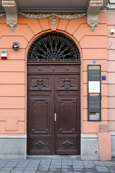 Brown Arch Door — Stockfoto