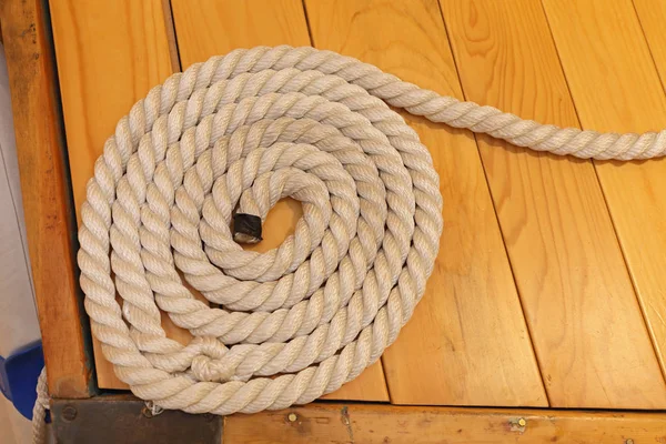 Bobina de corda no convés — Fotografia de Stock