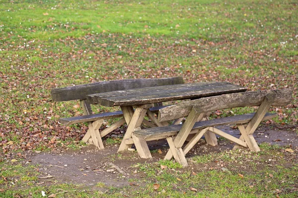 Table de pique-nique extérieur — Photo