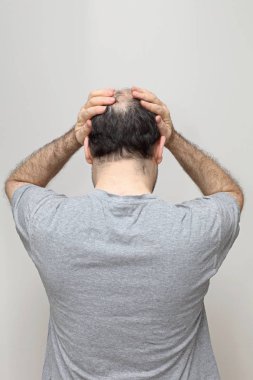 Ellerinizi başınızın koyun