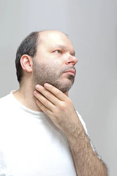 Mano en barba — Foto de Stock