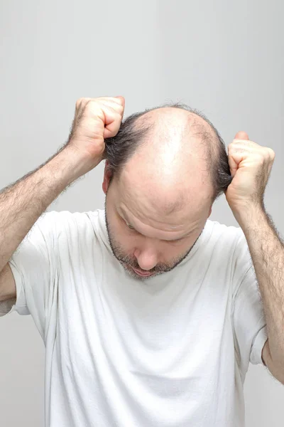 Trekken van haar Man — Stockfoto