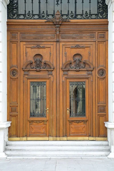 Grandes puertas de madera — Foto de Stock