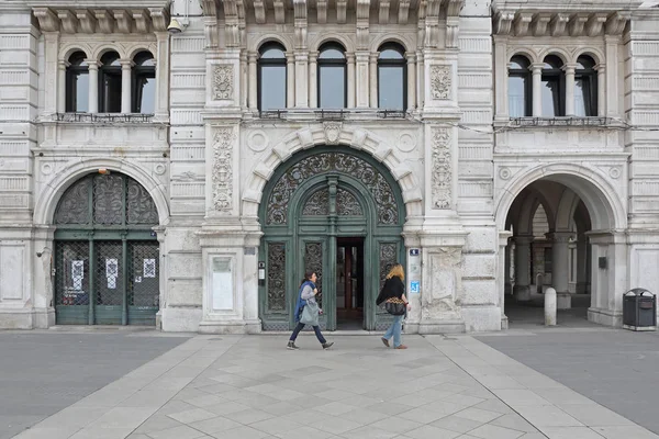 Entrada al Ayuntamiento de Trieste — Foto de Stock