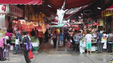 Hong Kong, Çin - 25 Nisan 2017: yerel çiftçilere piyasa Mong Kok, Hong Kong, Çin Alışveriş insanlar.