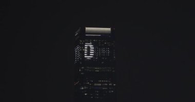 Hong Kong, Çin - 01 Mayıs 2017: Büyük kaydırma metin en üstünde gökyüzü 100 gökdelen Kowloon, Hong Kong, Çin.