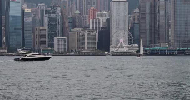 中国香港 2017 豪华游艇游弋在中国香港的维多利亚港 — 图库视频影像
