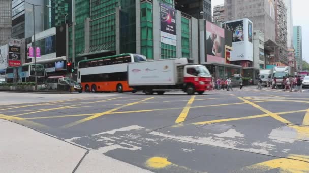 中国の旺角ネーザン ロード交差点香港 2017 朝の交通 — ストック動画
