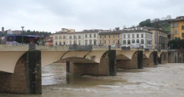 Florence, İtalya - 02 Şubat 2018: Ponte Grazie Bridge Over Arno Nehri Floransa, İtalya.