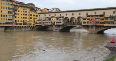 Florence, İtalya - 02 Şubat 2018: Ponte Vecchio ünlü köprü bitti Arno Nehri Floransa, İtalya.