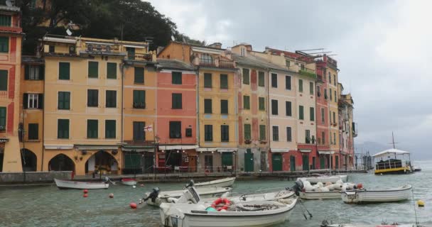 Πορτοφίνο Ιταλία Φεβρουαρίου 2018 Πολύχρωμα Σπίτια Και Μικρό Χωριό Λιμάνι — Αρχείο Βίντεο