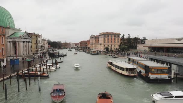 Venice Italy Февраля 2018 Года Движение Тяжелому Каналу Зимний День — стоковое видео